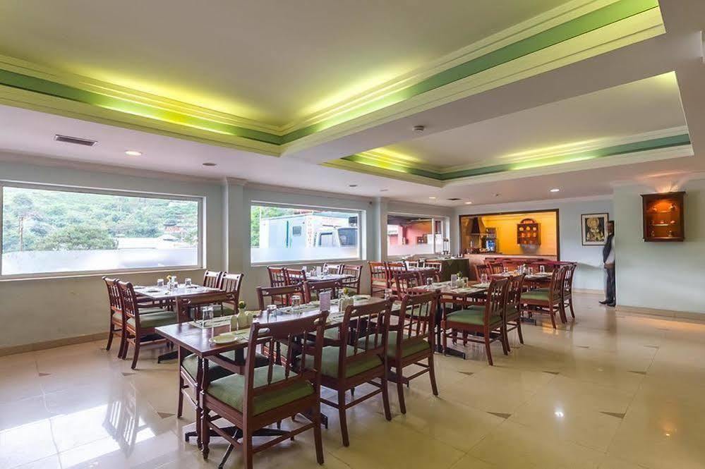 Hotel Issacs Residency Munnar Zewnętrze zdjęcie