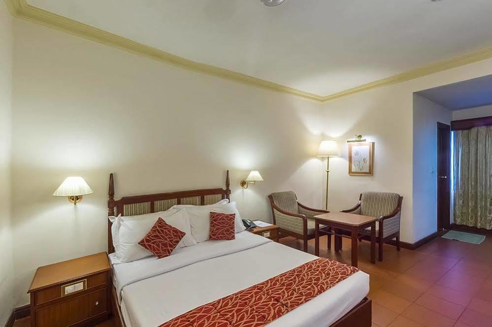 Hotel Issacs Residency Munnar Zewnętrze zdjęcie